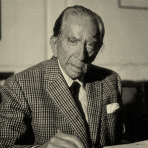 Nếu quần áo đã rách, ông sẽ may vá lại chứ không mua đồ mới. Ảnh; Wiki