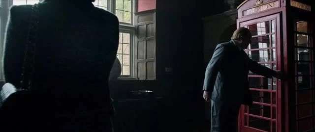 Việc tiết kiệm văn phòng phẩm đã trở thành biểu tượng điển hình của Getty thời kỳ đó. Ông lưu trữ lại mọi thứ, từ những phong bì thư đã dùng rồi cho đến cục tẩy dùng dở hay cái bút chì chưa dùng hết. Ảnh: Getty