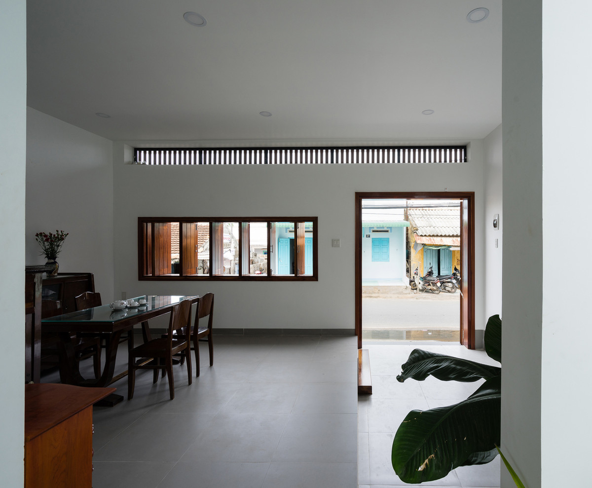 Với hệ thống cửa sổ quay, cửa chính và một số chi tiết trang trí khác ở mặt tiền, kiến trúc sư sử dụng gỗ địa phương làm vật liệu.