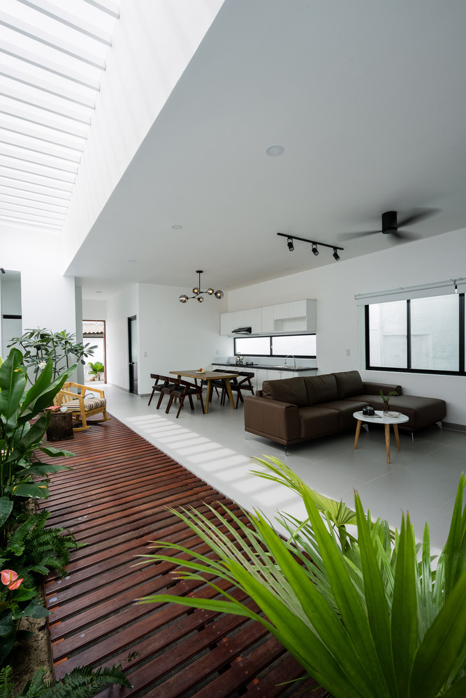 Gia chủ là người Việt định cư ở nước ngoài, muốn cải tạo lại nhà thờ tổ. Do tiếp xúc với tư duy kiến trúc nước ngoài, nên gia chủ muốn một giải pháp thiết kế pha trộn giữa truyền thống và hiện đại.