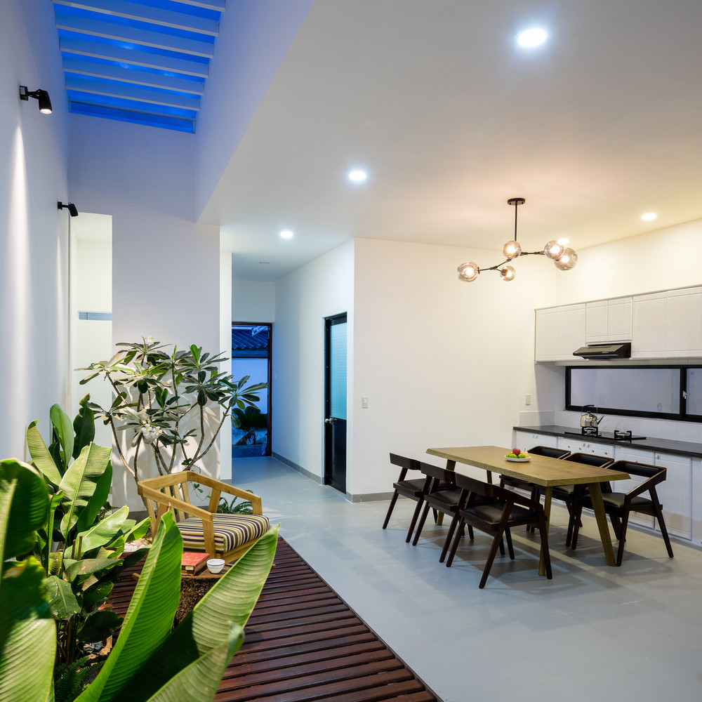 Không gian sinh hoạt được phân chia bằng việc sử dụng nội thất, kết hợp với sân vườn bên trong và giếng trời lớn, giúp tăng cường ánh sáng tự nhiên và góp phần tạo nên không gian sống tiện nghi.