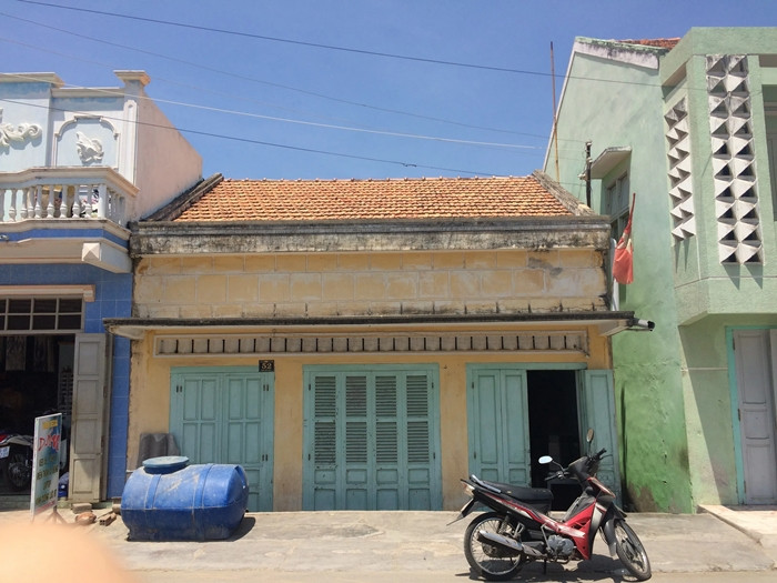 Tọa lạc tại Tuy Phong (Bình Thuận), TP House được cải tạo từ căn nhà cũ xây vào những năm 1960. Đây là một thách thức lớn đối với kiến trúc sư.