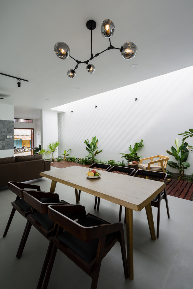 Hơn nữa, với tính dẻo và khả năng chống nước, loại gỗ này chứng minh được độ bền qua năm tháng và trở thành đặc sản của các ngôi nhà địa phương.