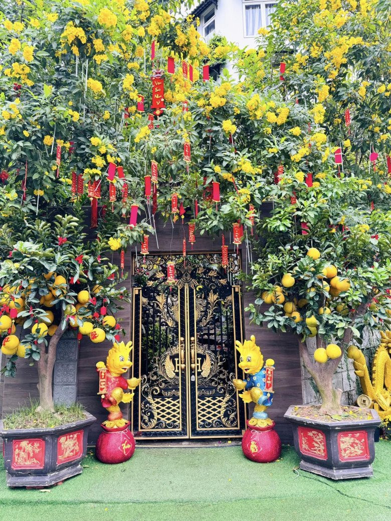 Ngoài cửa là hai chú rồng tạo đáng ngộ nghĩnh. Nguồn ảnh: FBNV