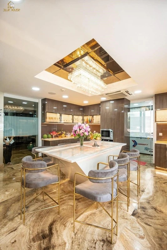 Bên trong nhà được trang bị nhiều nội thất cao cấp, phần lớn được nam ca sĩ sưu tầm hoặc mua từ nước ngoài.