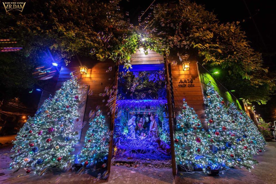 Mỗi dịp Giáng sinh, biệt thự của Mr Đàm lại vô cùng lộng lẫy.