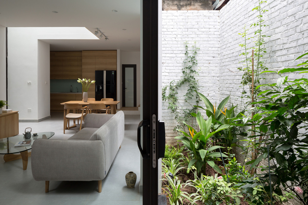 Thiết kế của nhà phố là nỗ lực giải quyết tình trạng trên, nhằm tạo lập một không gian sống lành mạnh và gần gũi với thiên nhiên. Ảnh: HGAA