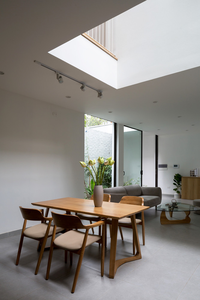  Nội thất trong nhà được thiết kế theo phong cách tối giản, sử dụng màu sắc tươi sáng để tạo cảm giác không gian rộng hơn. Ảnh: HGAA