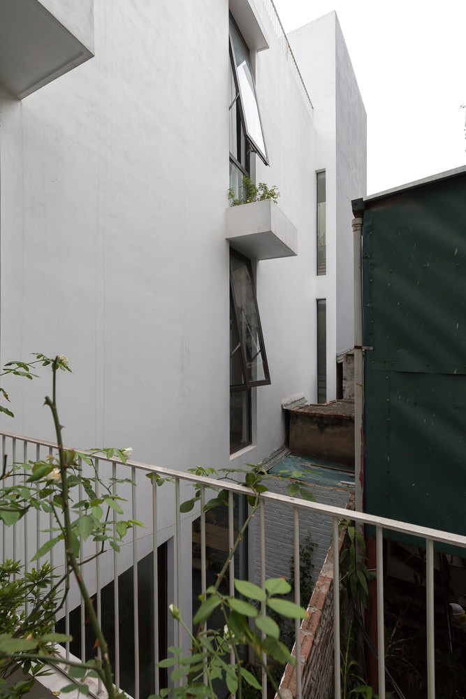 Ngoài ra, khu đất có có hình dạng phức tạp, bị bao bọc bởi các khối nhà 4-5 tầng, không có mặt tiền. Ảnh: HGAA