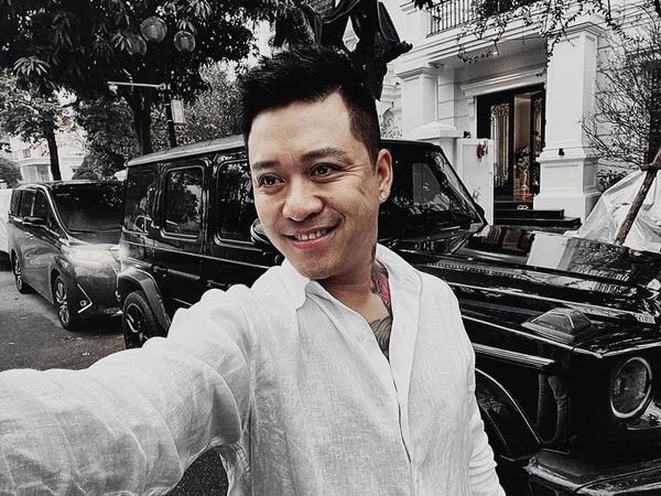 Bộ sưu tập xe của Tuấn Hưng còn có chiếc Mercedes-AMG G 63 giá khoảng 12 tỷ đồng, Toyota Alphard hơn 4 tỷ đồng, mô tô V-Rex Travertson khoảng 2 tỷ đồng. Ảnh: FBNV