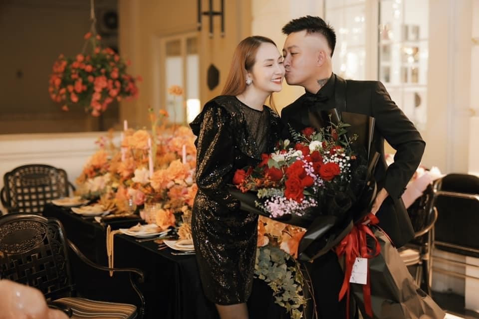 Trong khi đó, vợ Tuấn Hưng là chủ của một chuỗi cửa hàng làm đẹp, có thương hiệu mỹ phẩm riêng và lấn sân sang cả lĩnh vực ăn uống. Ảnh: Vietnamnet