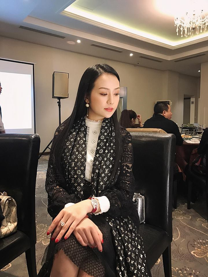 Giống như chồng, bà xã Tuấn Hưng cũng có niềm yêu thích đặc biệt với những chiếc đồng hồ hạng sang. Số lượng đồng hồ mà Hương Baby sở hữu có giá trị hàng tỷ đồng. Trong đó, chiếc đồng hồ Classic Butterfly lên tới 2,5 tỷ đồng. Ảnh: Vietnamnet