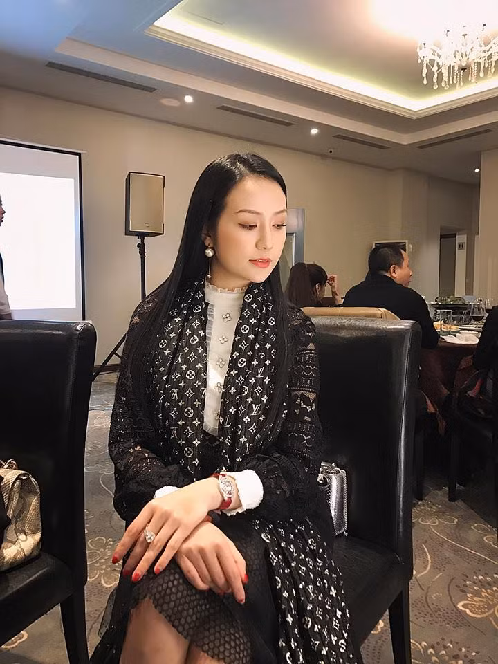 Giống như chồng, bà xã Tuấn Hưng cũng có niềm yêu thích đặc biệt với những chiếc đồng hồ hạng sang. Số lượng đồng hồ mà Hương Baby sở hữu có giá trị hàng tỷ đồng. Trong đó, chiếc đồng hồ Classic Butterfly lên tới 2,5 tỷ đồng. Ảnh: Vietnamnet