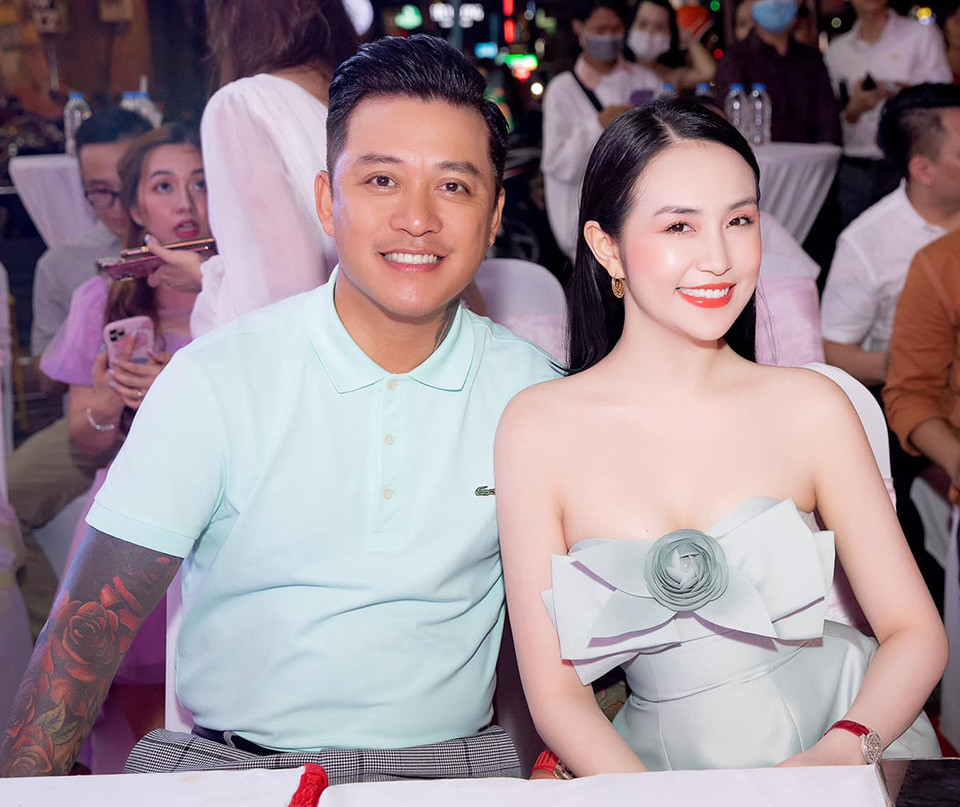 Tuấn Hưng được xem là một trong những ca sĩ giàu có của showbiz Việt. Nếu như Tuấn Hưng nổi tiếng với mức cát-xê "khủng" thì bà xã của anh được đánh giá là người kinh doanh giỏi. Ảnh: Vietnamnet