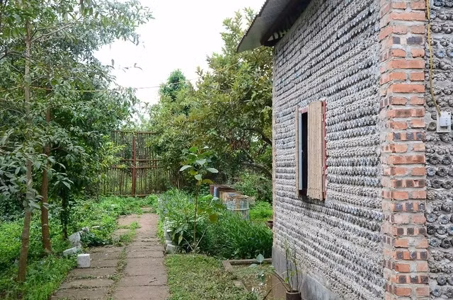 Chỉ với diện tích 10m2 nhưng chi phí để xây dựng ngôi nhà này gần như tương đương với việc xây dựng những công trình thông thường khác có cùng diện tích bởi phần nền, móng, cột nhà và nguyên vật liệu kết dính vẫn phải sử dụng vôi, vữa, xi măng. Ảnh: Suckhoedoisong