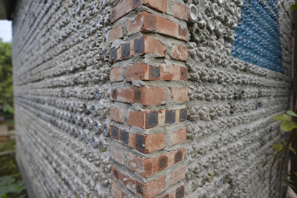 Các chai nhựa được sắp xếp có chủ đích theo từng mảng màu sắc đan xen. Ảnh: Znews