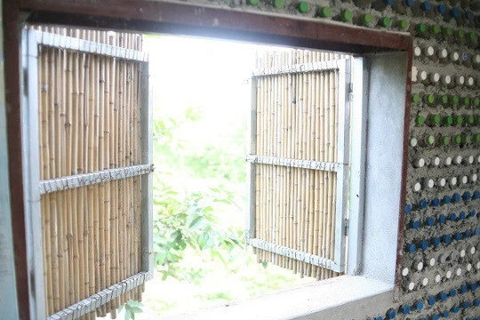 Cửa sổ và cửa chính làm từ tre và nứa thân thiện với môi trường. Ảnh: Người lao động