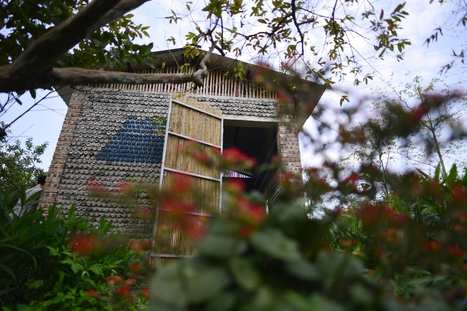 Ngôi nhà xây trên nền đất cao, bao bọc xung quanh là hàng cây xanh tạo không gian thoáng mát. Ảnh: Znews