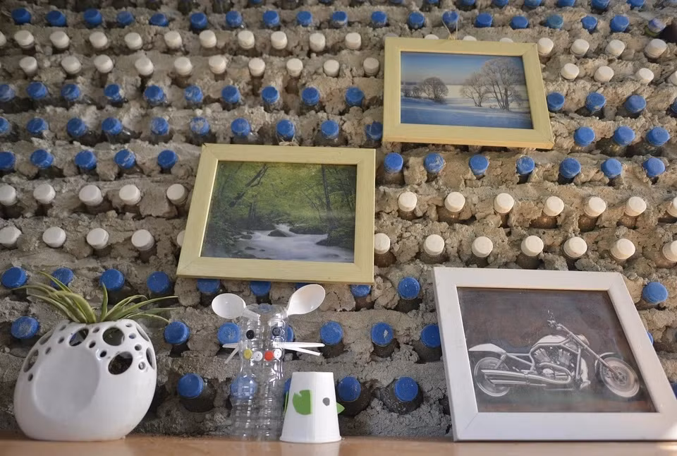 Bên trong trang trí những đồ vật xinh xắn khiến ngôi nhà thêm sinh động và đẹp mắt. Ảnh: Znews