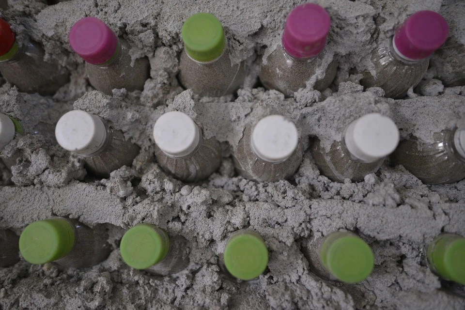 Các chai đều được lấp đầy bằng cát khô, giúp căn nhà ấm vào mùa đông và mát trong mùa hè. Ảnh: Znews