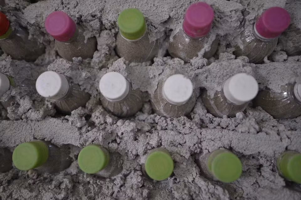 Các chai đều được lấp đầy bằng cát khô, giúp căn nhà ấm vào mùa đông và mát trong mùa hè. Ảnh: Znews