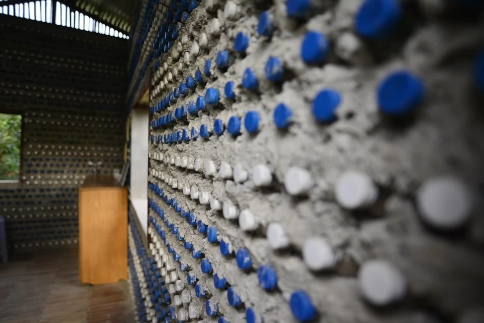 Để gom đủ số vỏ chai, kiến trúc sư và các tình nguyện viên phải mất 2 tuần, thu về khoảng gần 10.000 chai nhựa. Ảnh: Znews