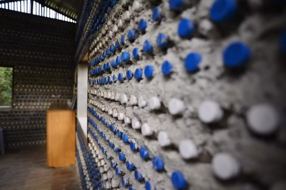 Để gom đủ số vỏ chai, kiến trúc sư và các tình nguyện viên phải mất 2 tuần, thu về khoảng gần 10.000 chai nhựa. Ảnh: Znews