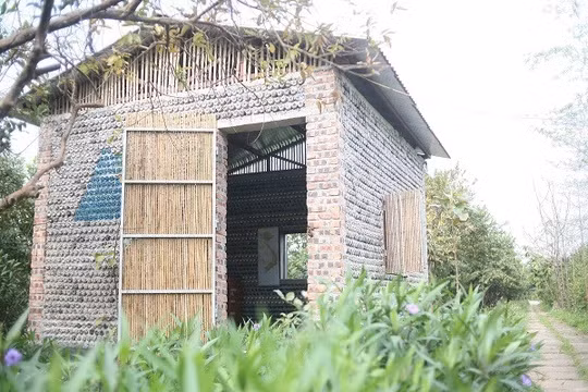 Ngôi nhà nhỏ nằm trong khuôn viên của một nông trại hữu cơ tại quận Long Biên (Hà Nội) được xem là một trong những ý tưởng độc đáo. Ảnh: Người lao động