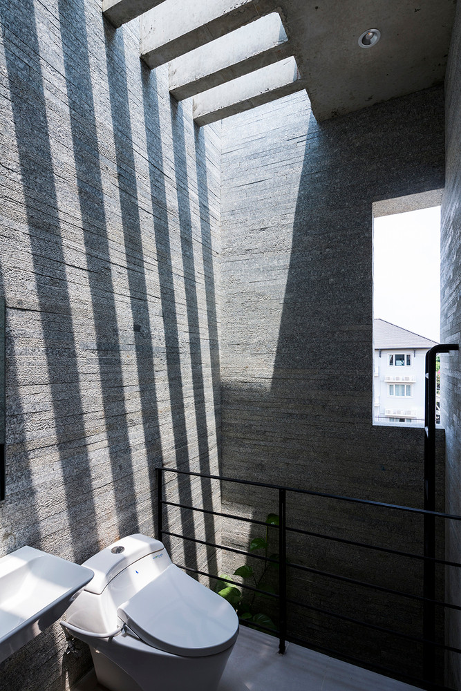 Nhờ những chiến lược thụ động này mà căn nhà luôn mát mẻ trong điều kiện khí hậu nhiệt đới. Hệ thống điều hòa không khí ít được sử dụng.