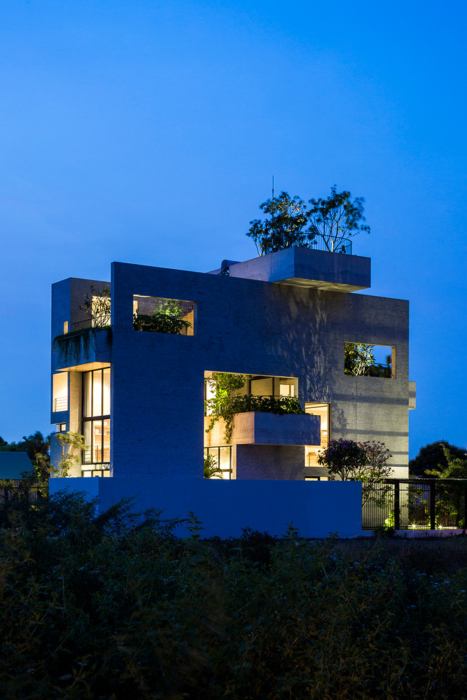 Do đó, kiến trúc sư thiết kế những khu vườn nằm trên đỉnh của các không gian xếp chồng theo chiều dọc, được bao bọc bởi cửa kính trượt.