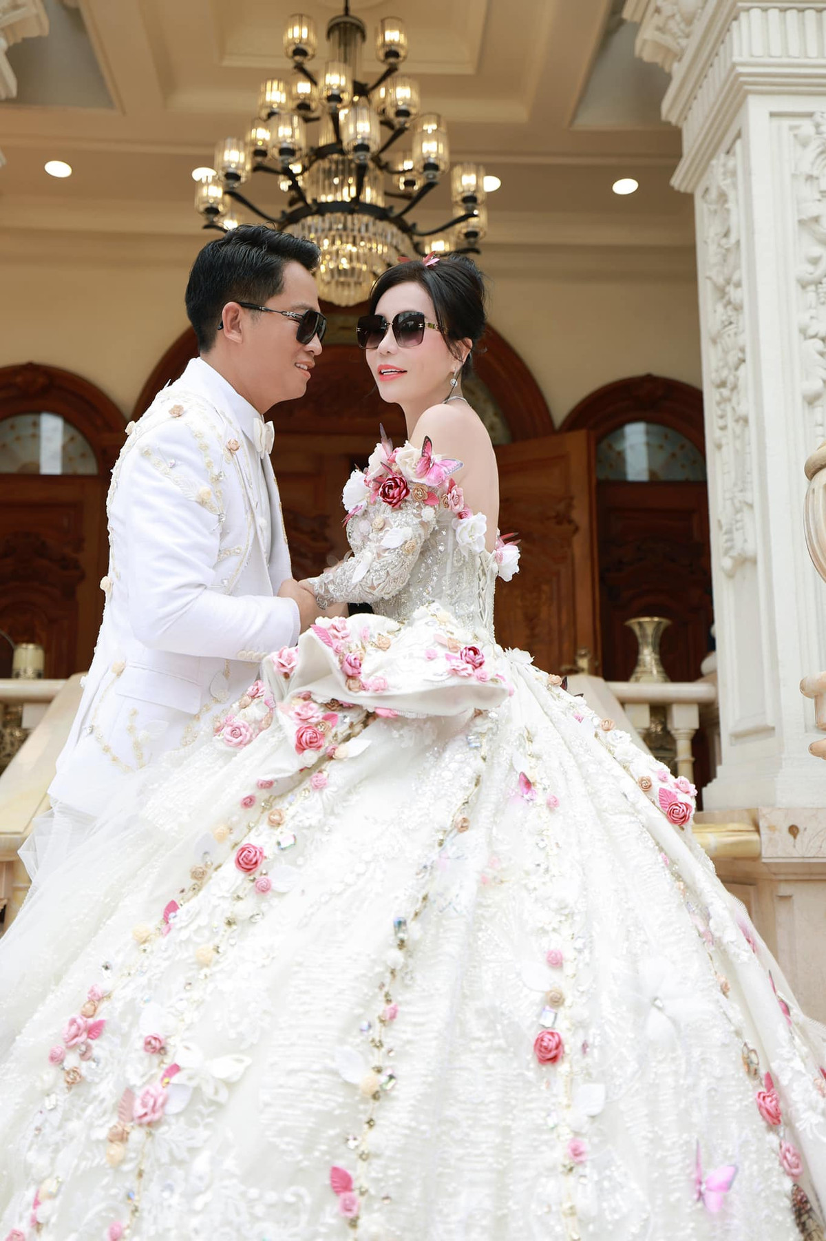 Năm 18 tuổi, Phan Thị Mai chọn phụ giúp việc cho một gia đình trong suốt 3 năm và tích lũy được một khoản tiền nhỏ. Với niềm đam mê đặc biệt ở lĩnh vực làm đẹp, bà quyết định theo học nghề làm tóc. Ảnh: FB Mai Lisa