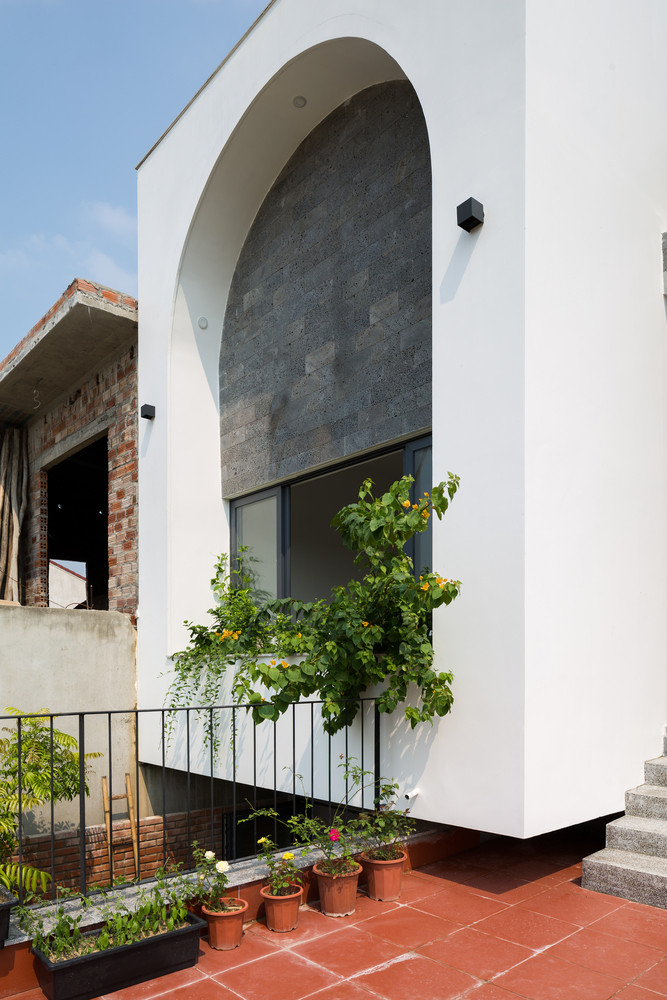  Ngôi nhà sở hữu cấu trúc không gian cơ bản nhưng vẫn thu hút nhờ những biến tấu thú vị và mới lạ. Kiến trúc sư khéo léo tạo ra những khoảng không gian liền mạch và mang tính gắn kết mạnh đồng thời cũng rõ ràng và tách biệt về chức năng nhằm mang lại sự riêng tư cho gia chủ. Ảnh: Hoàng Lê