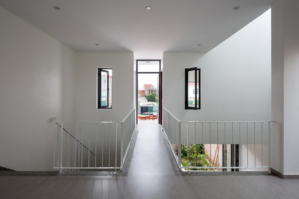 Hai không gian này luôn tạo ra sự kết nối ánh sáng và nắng gió từ thiên nhiên với các khu vực sinh hoạt. Ảnh: Hoàng Lê