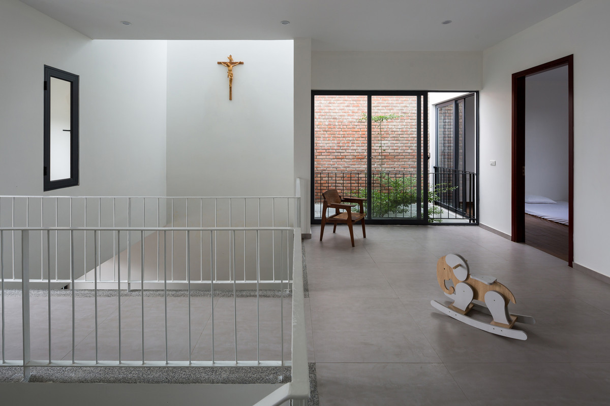 Điểm nhấn trong thiết kế của tầng 2 nằm ở khu vực sinh hoạt chung ngay gần khoảng thông tầng và khu vườn nhỏ xinh xắn ở mặt tiền của căn nhà. Ảnh: Hoàng Lê