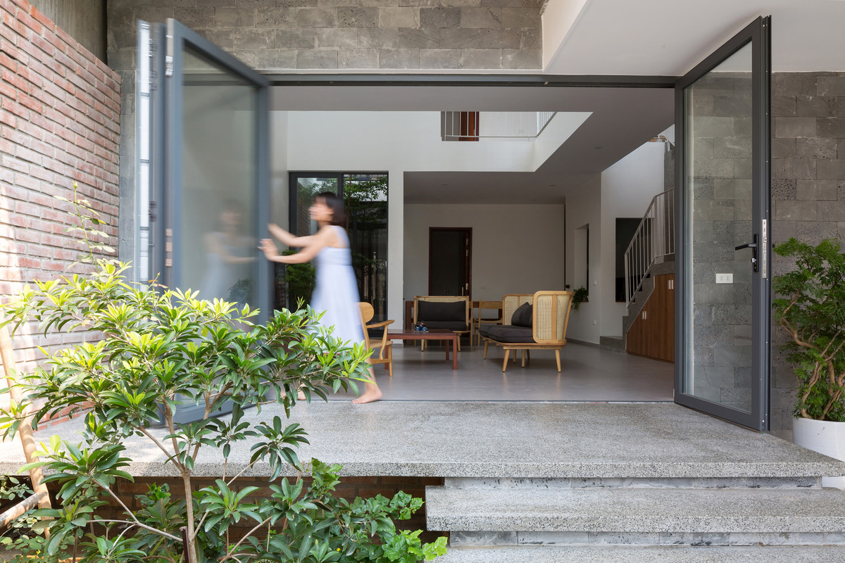 Nhà gồm 2 tầng, trong đó tầng 1 là khu vực sinh hoạt chung với phòng khách, phòng bếp, phòng ăn và phòng vệ sinh khép kín. Ảnh: Hoàng Lê