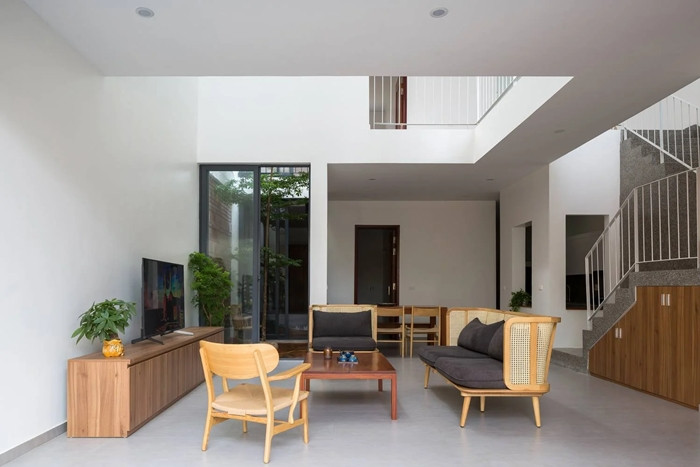 Phòng khách với chức năng là không gian chính, được đặt ở giữa nhà. Ảnh: Hoàng Lê