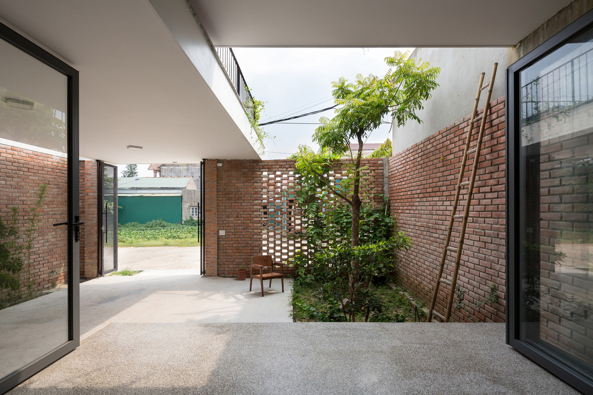 Hai bên sân được bố trí thêm vườn cây nhỏ giúp giảm thiểu sự bao phủ của các mảng bê tông trong công trình. Ảnh: Hoàng Lê