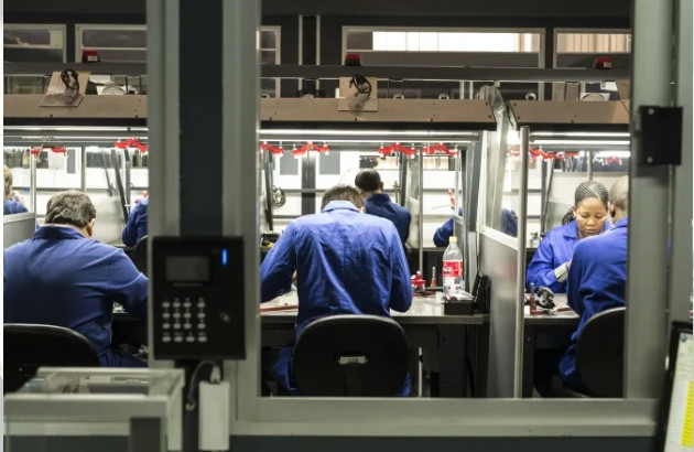 Các công nhân cắt kim cương thô làm nhiều mặt.