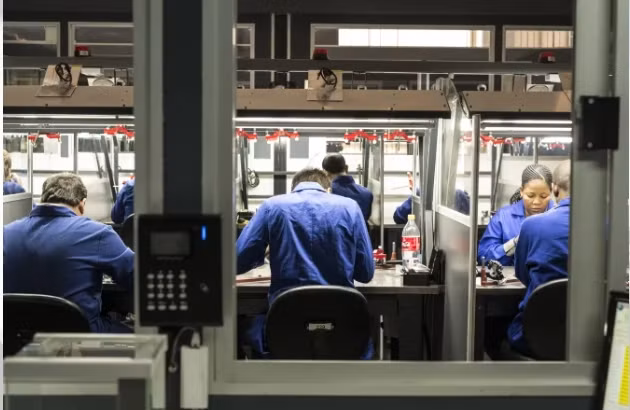 Các công nhân cắt kim cương thô làm nhiều mặt.