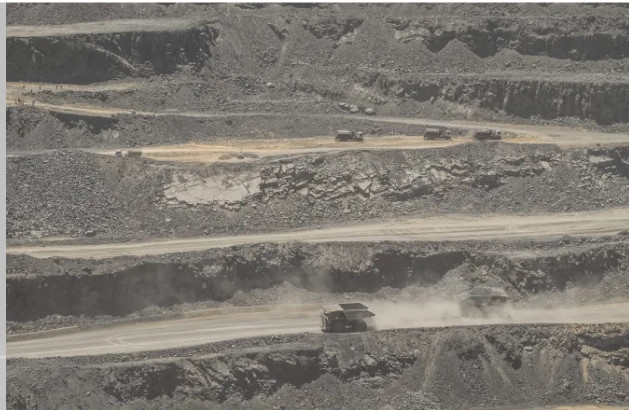 Để xuống mỏ kim cương, xe tải phải phải đi qua những con đường ngoằn ngoèo dẫn từ miệng hố.