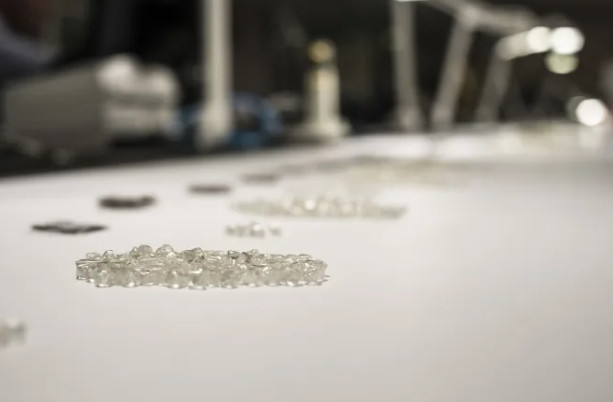 Những viên kim cương thô đang chờ kiểm tra tại xưởng của De Beers.