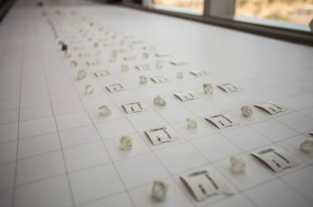 Có hơn 2.100 công nhân làm việc tại mỏ Jwaneng. Nơi đây thậm chí có cả một bệnh viện tư và sân bay Jwaneng.