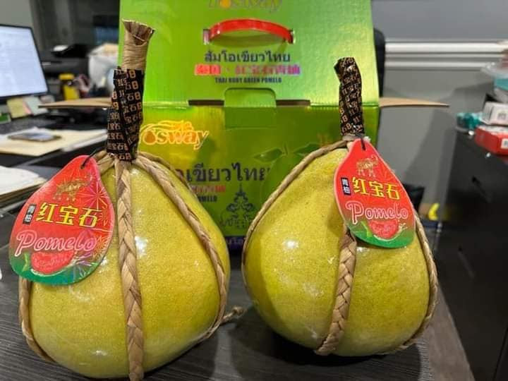 Do mức giá đắt đỏ nên bưởi ruby Thái Lan chủ yếu đều được khách hàng đặt mua làm quà biếu Tết. Vỏ bưởi màu xanh mướt, hơi vàng, cầm chắc tay. Ảnh: Facebook