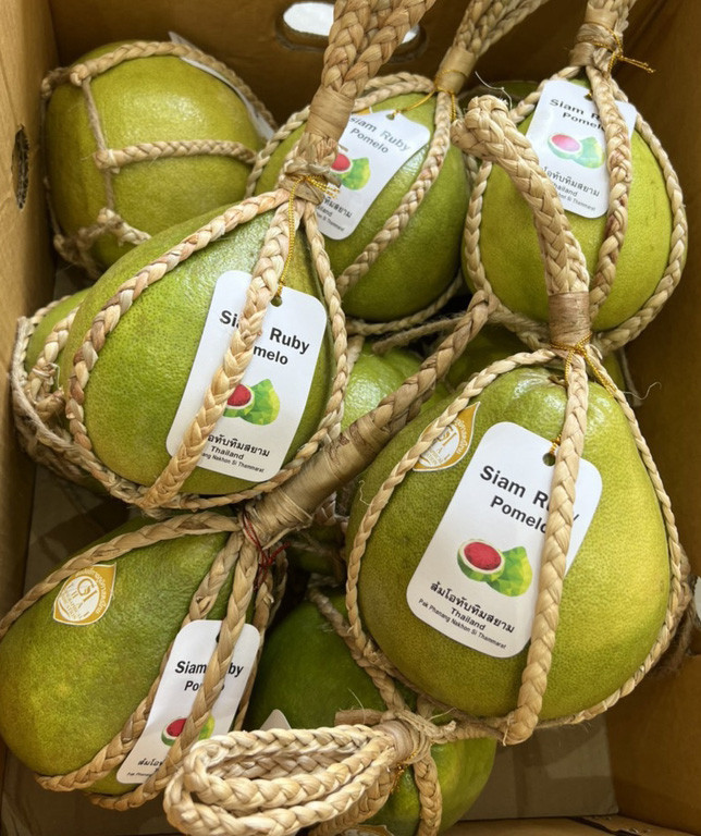 Thị trường trái cây Tết năm nay xuất hiện bưởi ruby Thái Lan có vỏ bên ngoài khá giống với bưởi da xanh Việt Nam. Ảnh: Vietnamnet