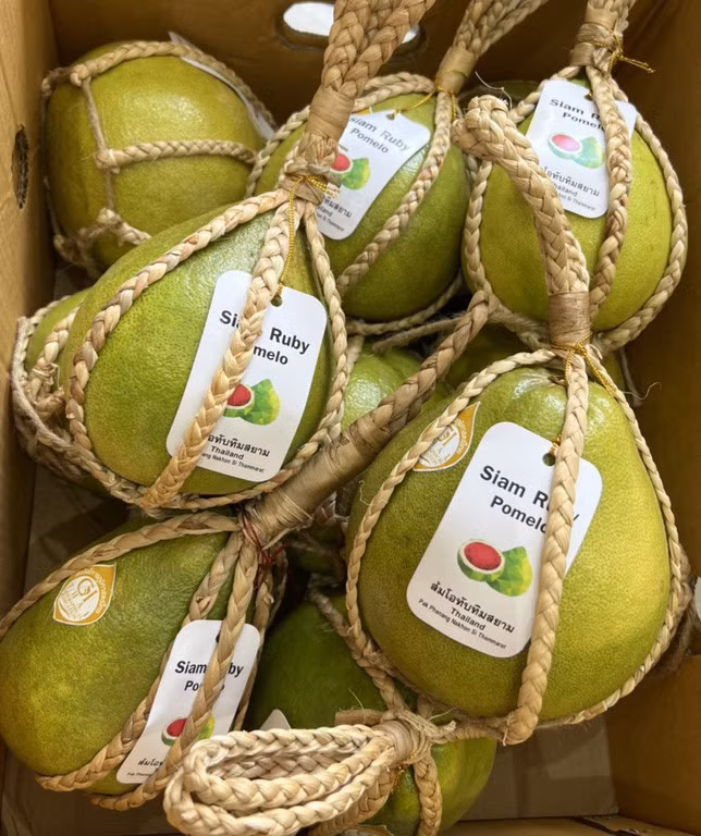 Thị trường trái cây Tết năm nay xuất hiện bưởi ruby Thái Lan có vỏ bên ngoài khá giống với bưởi da xanh Việt Nam. Ảnh: Vietnamnet