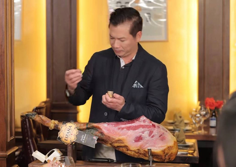 Cách đây không lâu, Shark Hưng và Thái Công cùng bán đùi heo muối Tây Ban Nha "phiên bản giới hạn" giá lên tới 112 triệu đồng/chiếc khiến cộng đồng mạng xôn xao. Ảnh chụp màn hình