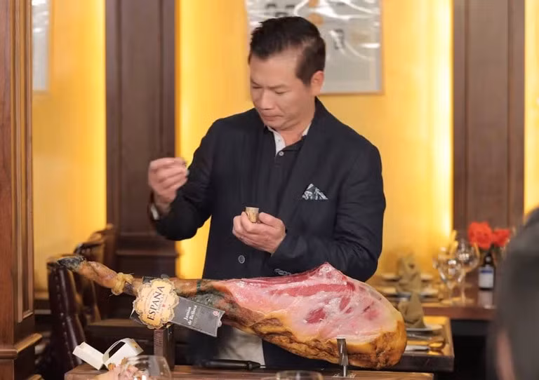 Cách đây không lâu, Shark Hưng và Thái Công cùng bán đùi heo muối Tây Ban Nha "phiên bản giới hạn" giá lên tới 112 triệu đồng/chiếc khiến cộng đồng mạng xôn xao. Ảnh chụp màn hình