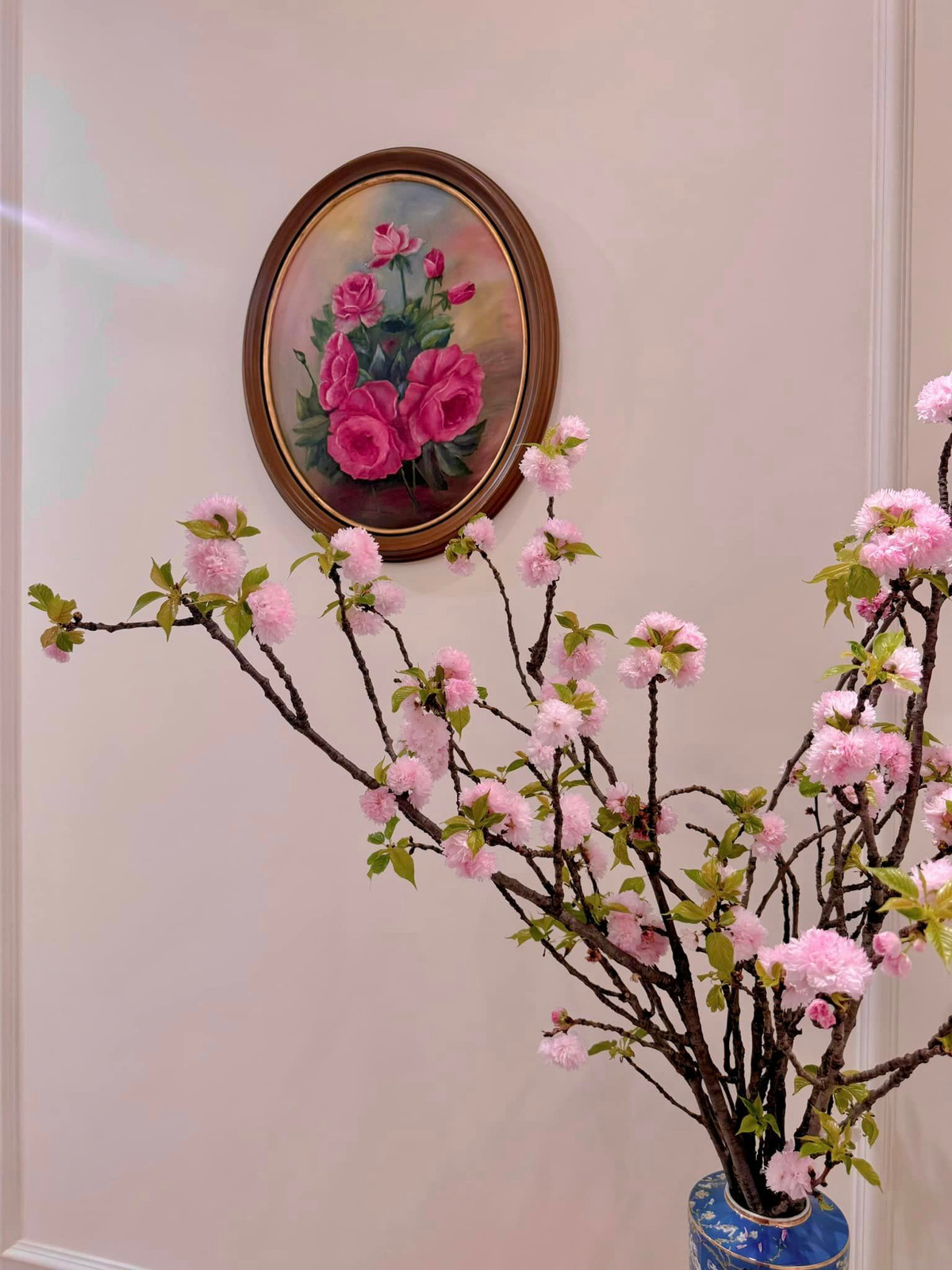 Từng cành đào kép trĩu hoa, bông nào bông nấy chi chít cánh.