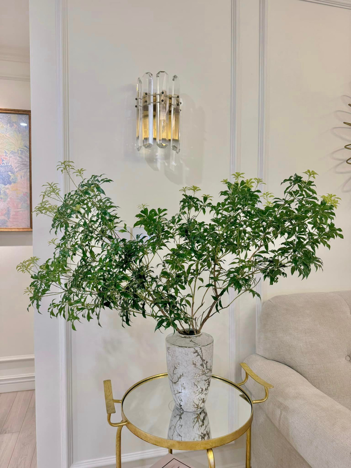 Trong phòng khách, MC Diệp Chi cắm cành Asebi gần một tháng vẫn không ngừng ra lộc non và thậm chí còn nở hoa.