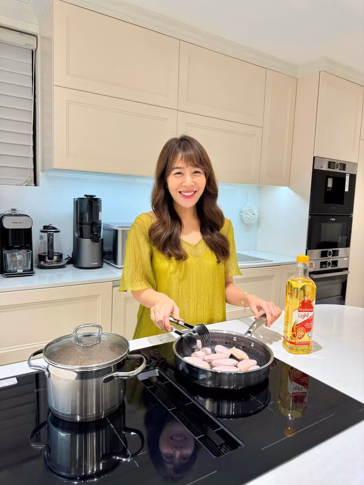 Căn bếp của MC Diệp Chi ngốn hơn 500 triệu cho đồ gia dụng.